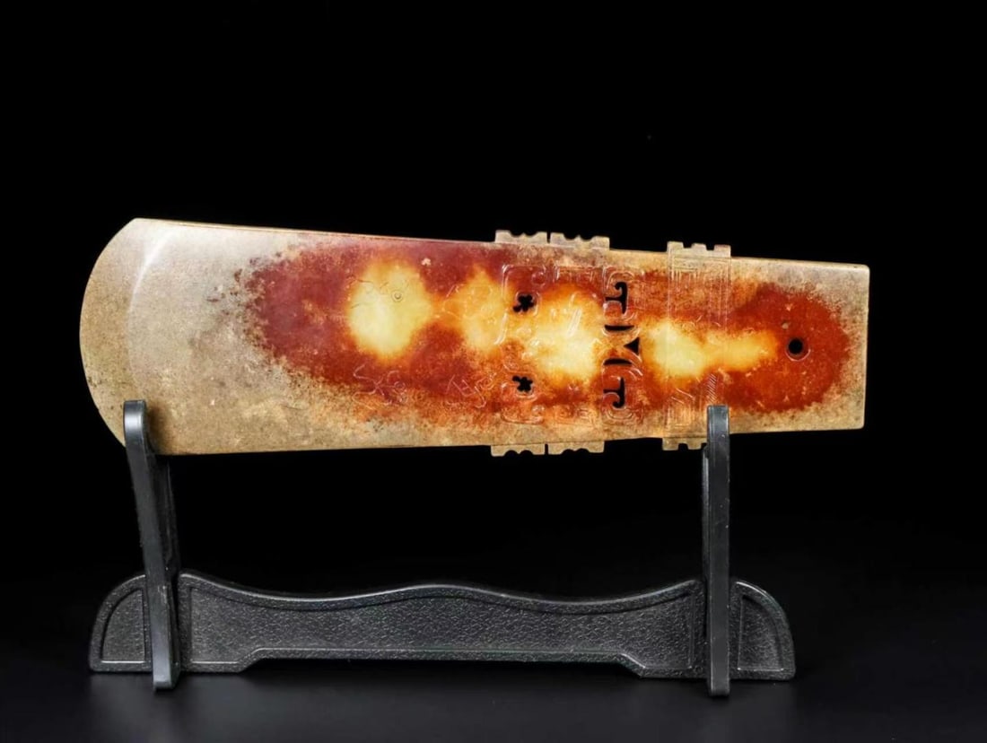 Exquisite antique, Hetian jade tablet: A finely crafted, antique Hetian jade tablet with a thick patina and deep, penetrating color; exquisite craftsmanship and sharp carving. A rare and exceptional piece from a private collection. Dimensi