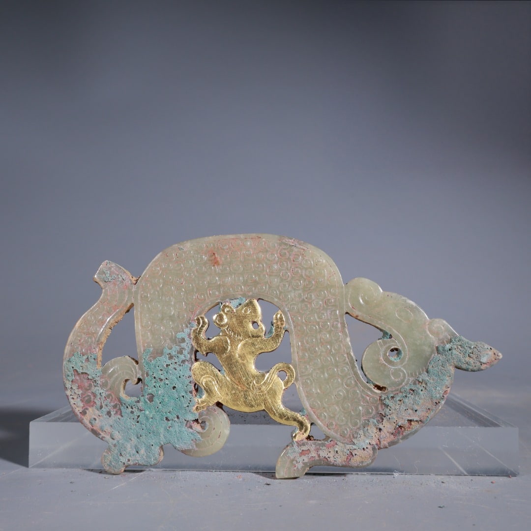 Warring States and Han Dynasty Hetian jade, unearthed, rust-skinned, gold-inlaid pebble jade dragon: Warring States and Han Dynasty Hetian jade bi disc with rusty skin and gold inlay, made from raw jade from a pebble, measuring 75mm in height and 135mm in width, weighing 80g. Provenance:Private colle