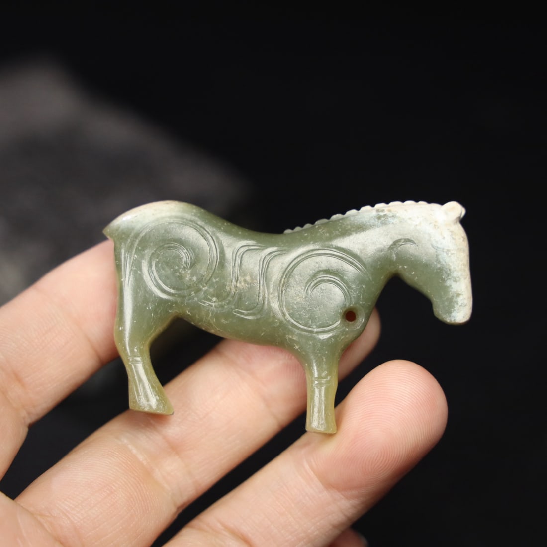 Former Collection of Hetian Jade Horse: This is a formerly owned Hetian jade horse. The jade is fine and lustrous, with a well-developed patina. Details are shown in the pictures. Dimensions: 6.3cm long, 4.3cm wide, 1cm thick; weight: 31.5g