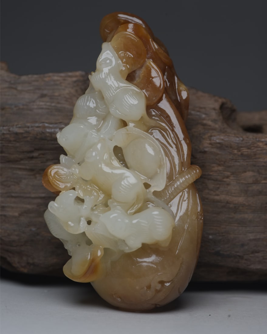 Hetian Jade Five Rats Bringing Wealth: Hetian jade "Five Rats Bringing Wealth" dimensions: 8.3 x 4.3 x 3.3 cm, weight 111 g. Provenance:Private collection of a retired doctor in Nottingham. We warmly invite collectors, colleagues, and frie