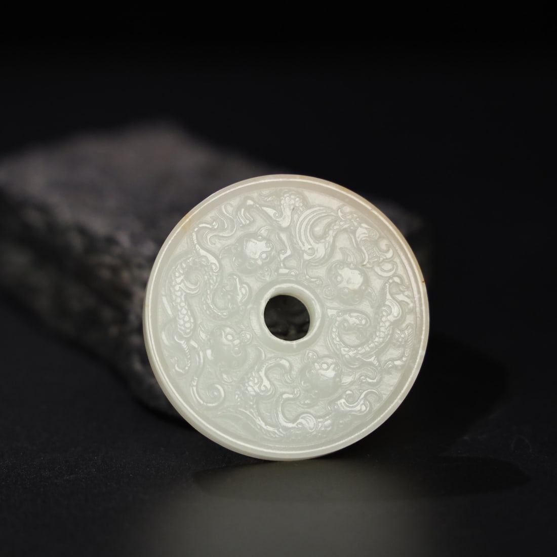 Former collection of Hetian jade bi disc: This is a Hetian jade disc from an old collection. The jade is delicate and lustrous, with a well-developed patina. Details are shown in the picture. It measures 5.3cm in diameter, 0.7cm in thickness,