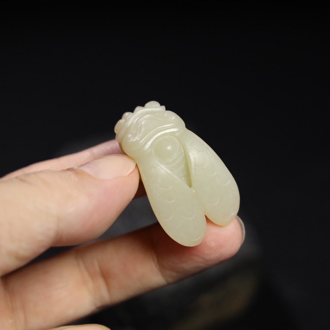 Former Collection of Hetian Jade Cicada: This is a Hetian jade cicada from a previous collection. The jade is fine and lustrous, with a well-developed patina. Details are shown in the pictures. Dimensions: 4.2cm long, 2.5cm wide, 1.8cm thick