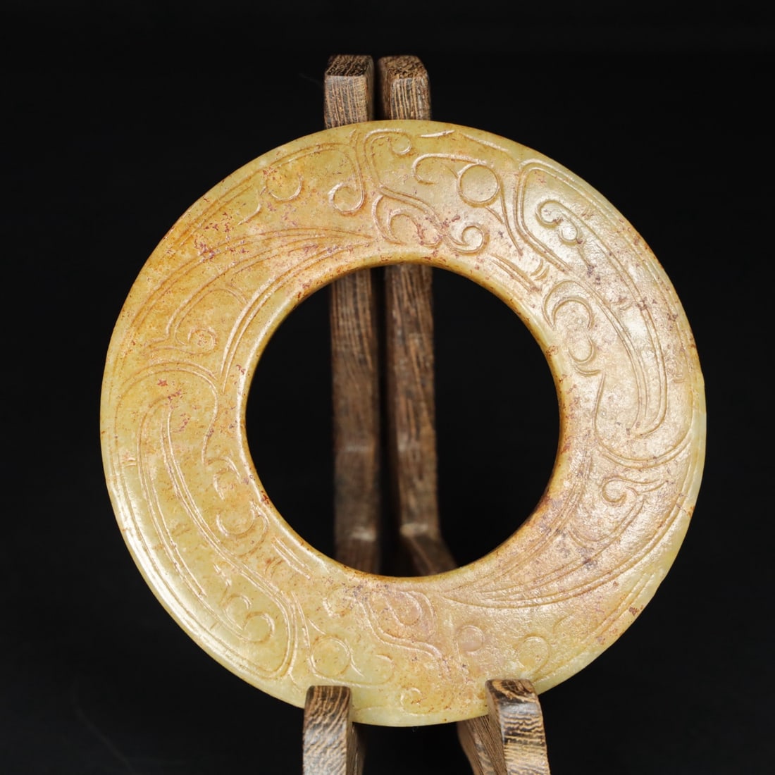 Formerly in the collection of Hetian jade Western Zhou Dynasty jade disc: This is a Western Zhou Dynasty jade bi disc from Hetian jade, formerly in the collection. The jade is fine and lustrous, with a well-developed patina. Details are shown in the pictures. Dimensions: 0.