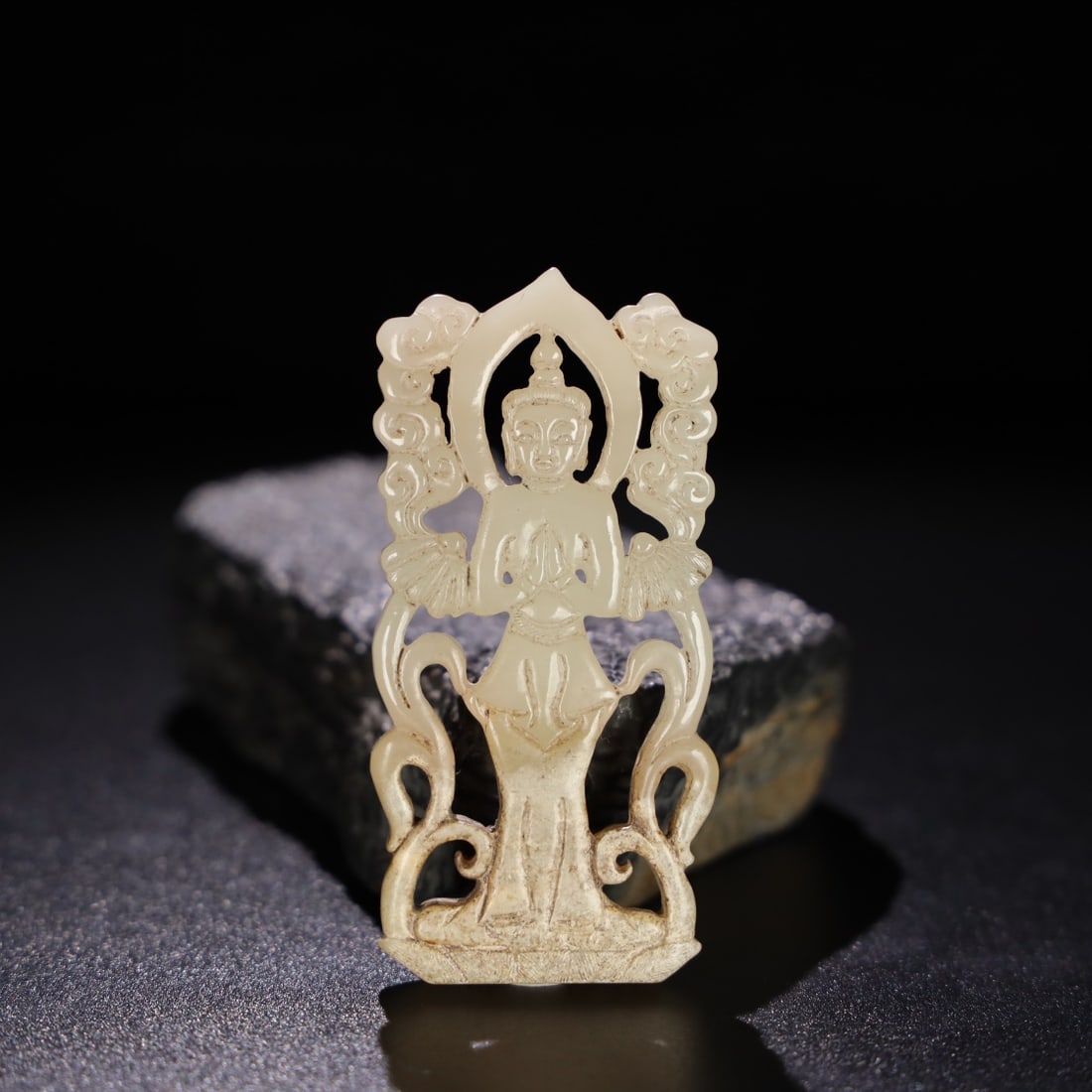 Former collection of Hetian jade Guanyin pendant: This is a formerly owned Hetian jade Guanyin pendant. The jade is fine and lustrous, with a well-developed patina. Details are shown in the pictures. Dimensions: 8.5cm long, 4cm wide, 0.9cm thick, wei