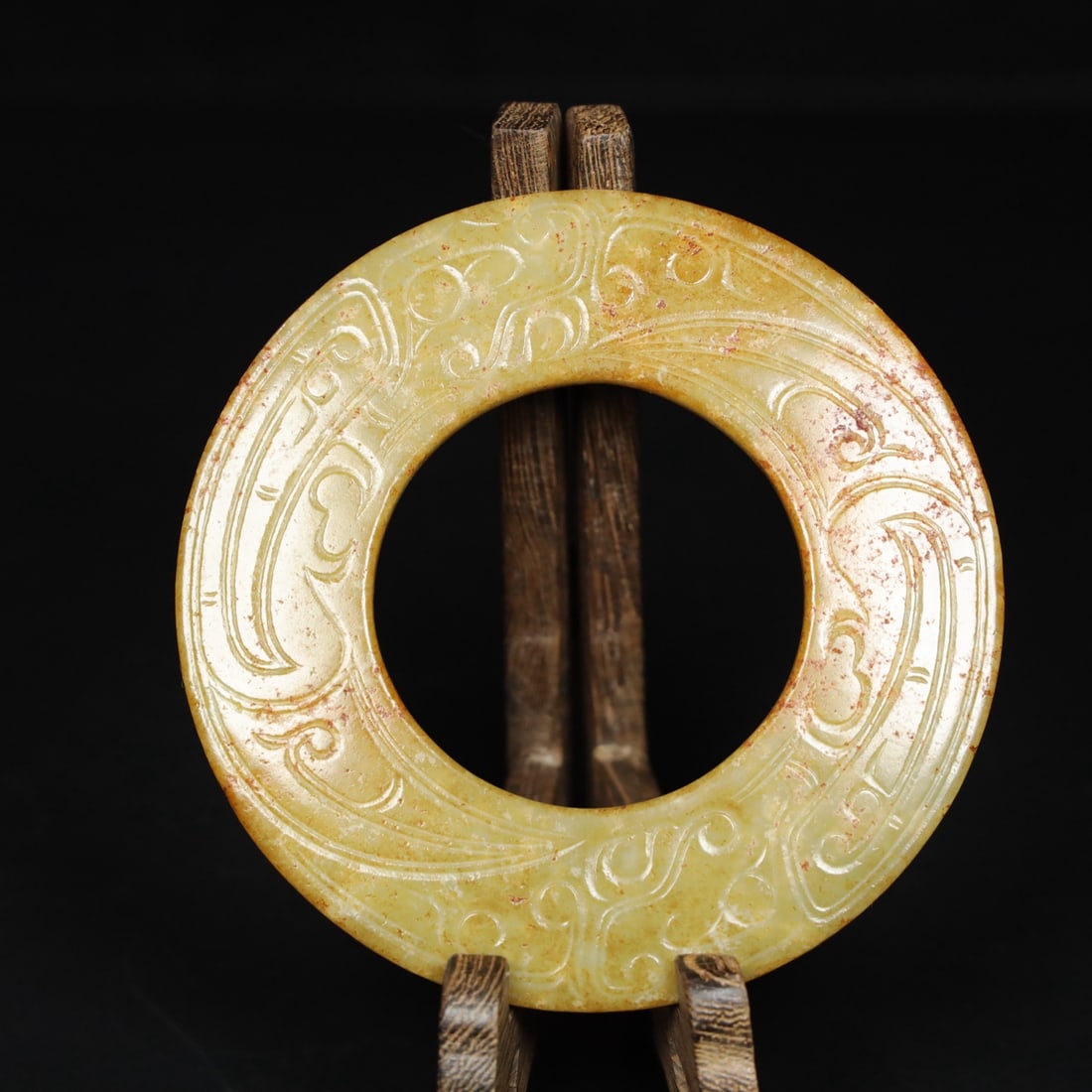 Formerly in the collection of Hetian jade Western Zhou Dynasty jade disc: This is a Western Zhou Dynasty jade bi disc from Hetian jade, formerly in the collection. The jade is fine and lustrous, with a well-developed patina. Details are shown in the pictures. Dimensions: 0.