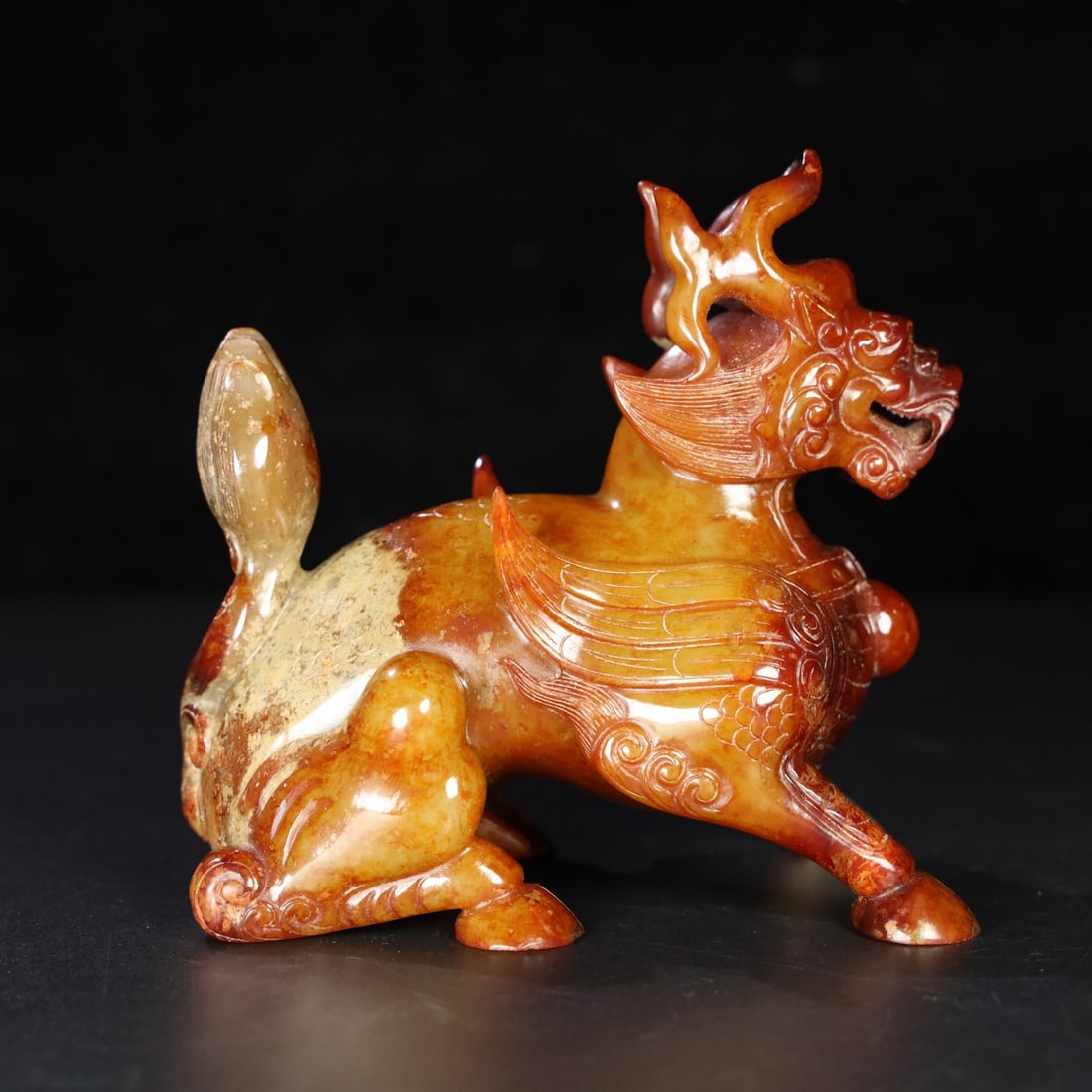 Former Collection of Hetian Jade Auspicious Beasts: This old Hetian jade auspicious beast piece has a delicate and oily texture, with a well-developed patina. It measures 11.8cm in length, 7.5cm in width, and 11.6cm in height, and weighs 838g. Provenan