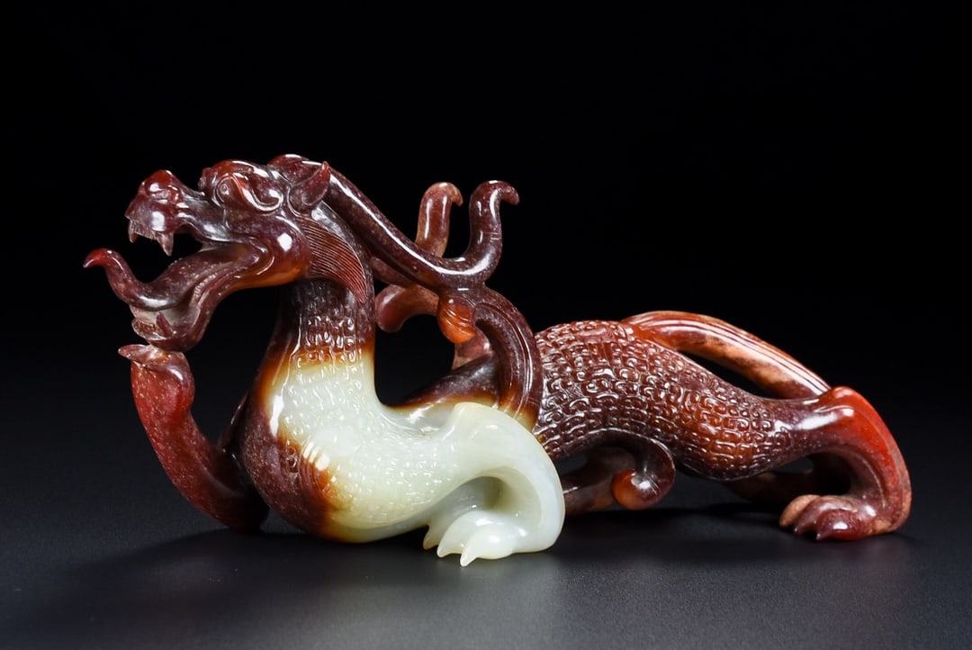Former Collection of Hetian Jade Auspicious Beasts: This old Hetian jade auspicious beast piece has a delicate and oily texture, with a well-developed patina. Details are shown in the picture. Dimensions: Length 22.5cm, Height 11.2cm, Width 5.8cm, Weig