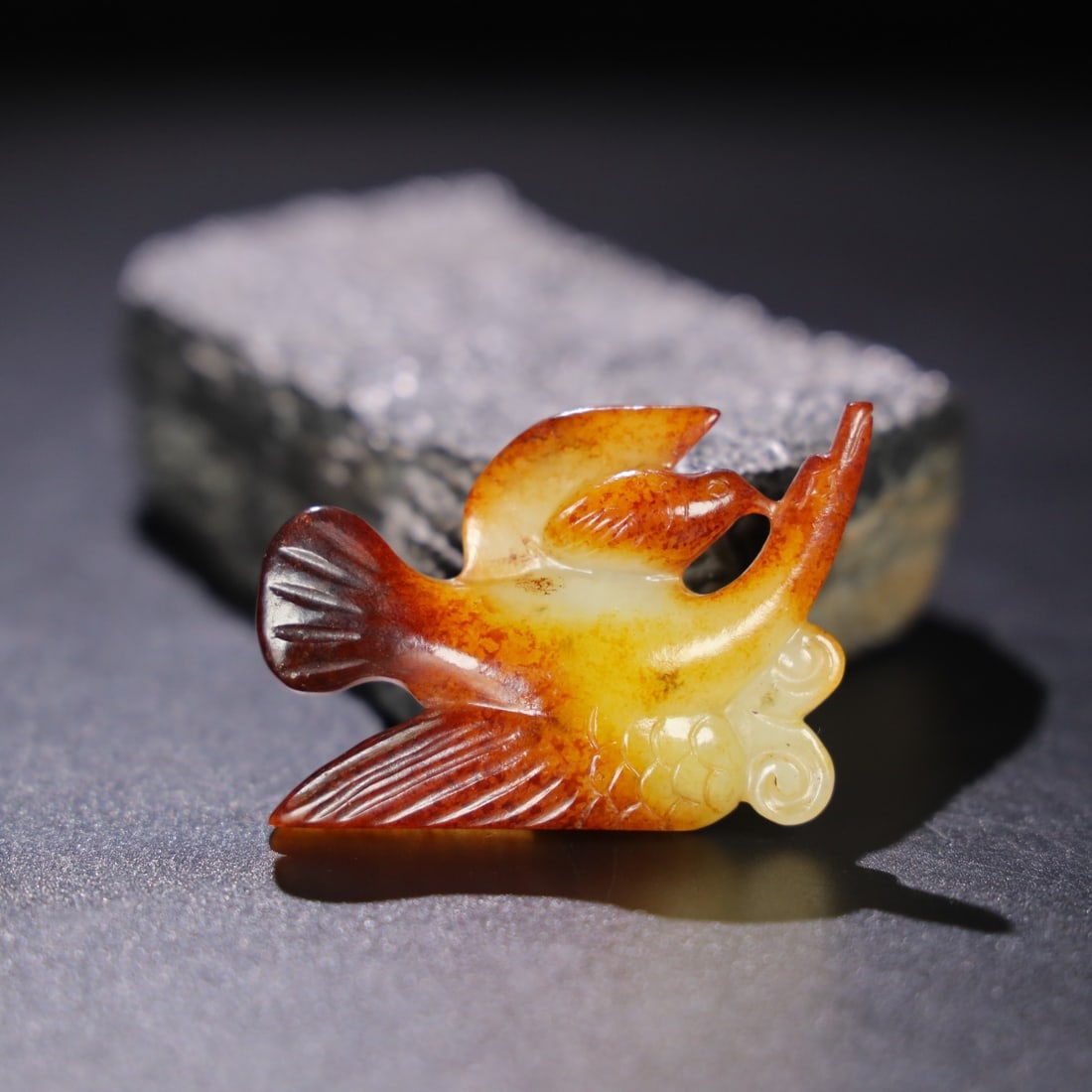 Former Collection of Hetian Jade Haidongqing Jade Pendant: This is a Hetian jade pendant from the Haidongqing region, formerly in the collection. The jade is fine and lustrous with a well-developed patina. Details are shown in the picture. It measures 6cm in 