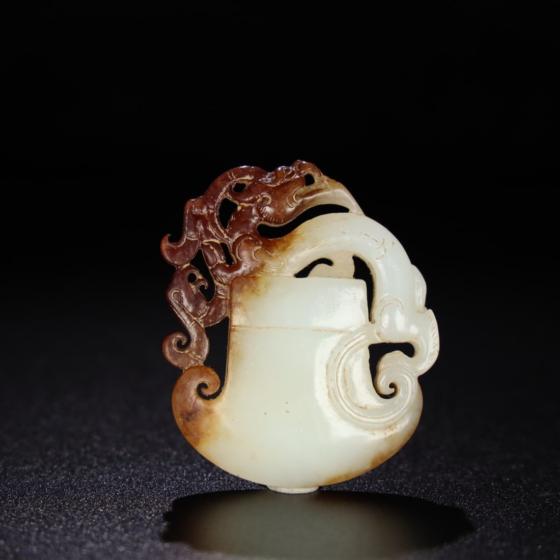 There is a dragon jade pendant in the old Hetian jade collection. (1 of 9)