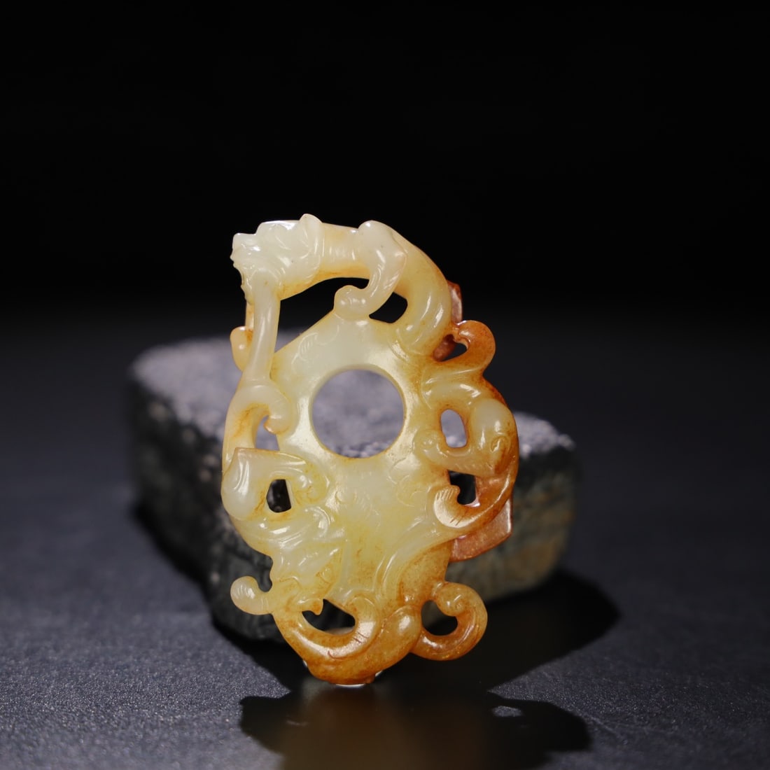 Formerly owned Hetian jade dragon hand-held piece: This is a formerly owned Hetian jade dragon hand-held piece. The jade is delicate and lustrous, with a well-developed patina. Details are shown in the picture. Dimensions: 7.8cm long, 5cm wide, 1.9cm 