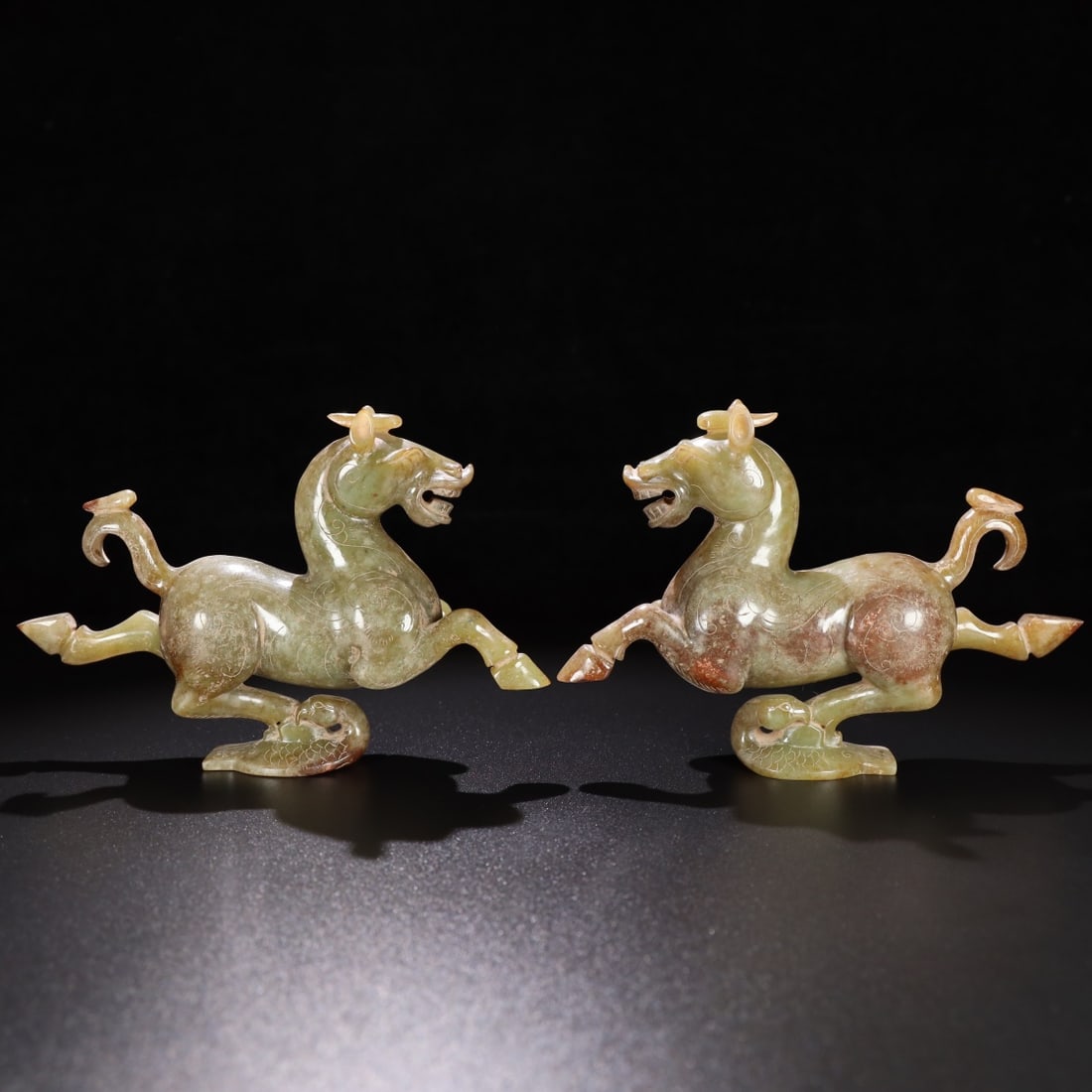 A pair of Hetian jade horses trampling swallows from the old collection (1 of 9)