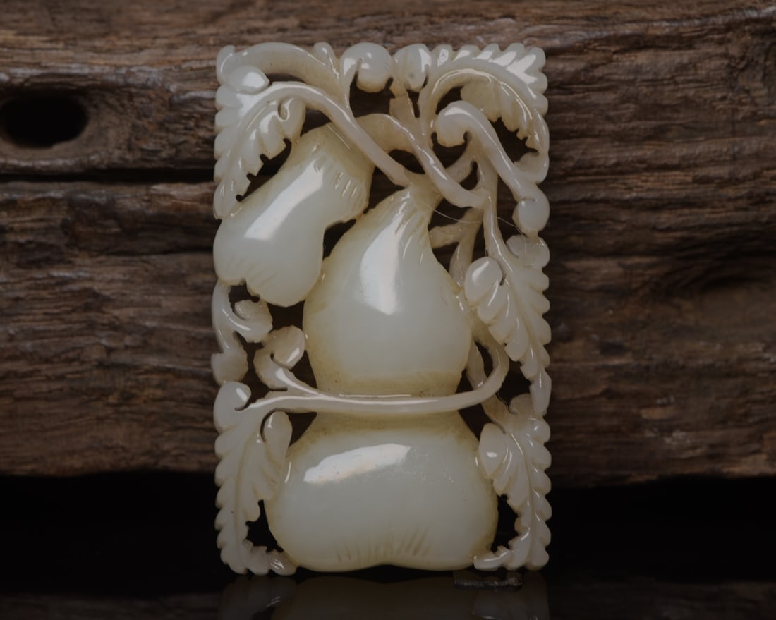 Hetian jade gourd: Hetian jade gourd dimensions: 5.7 x 3.6 x 1.0 cm, weight 33 g. Provenance:from the collection of George Stopher, Kent, purchased from P&M Waldo Antiques, London. We warmly invite collectors, colleague