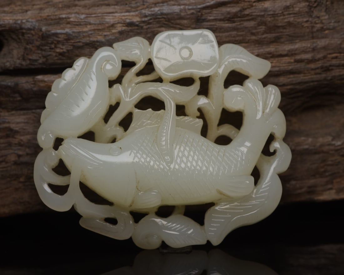 Hetian jade brings abundance year after year: Hetian jade "Abundant Harvest Year After Year" dimensions: 6.0 x 5.0 x 1.6 cm, weight 46 g. Provenance:from the collection of George Stopher, Kent, purchased from P&M Waldo Antiques, London. We warmly