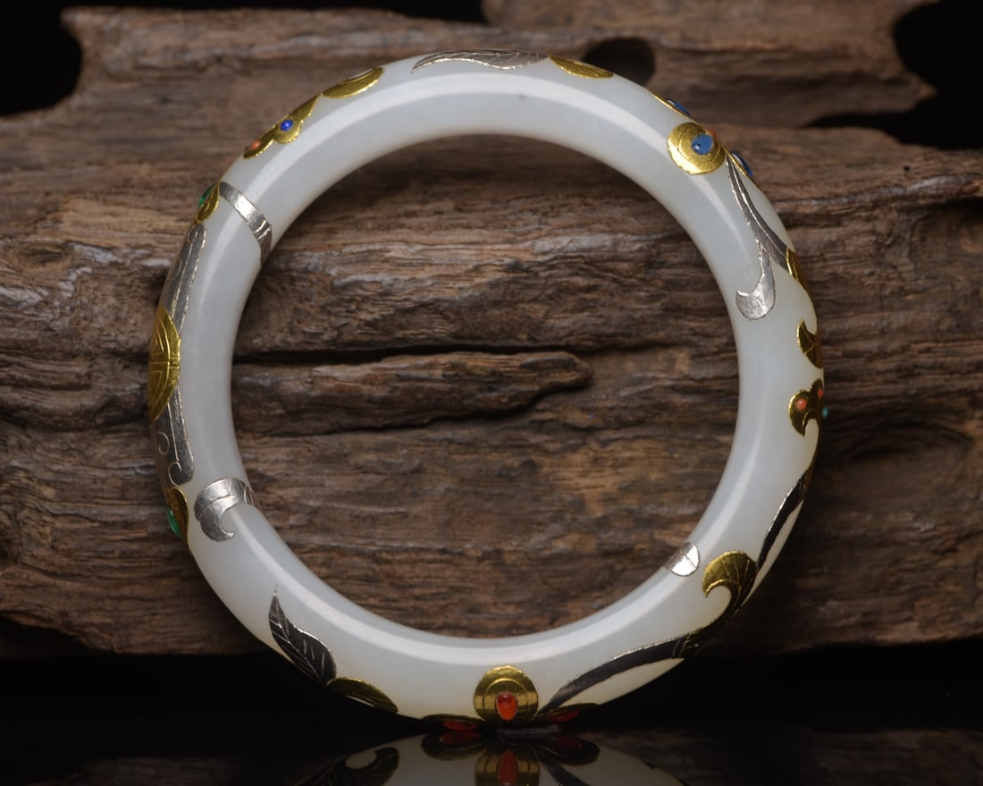 Hotan jade bracelet: Specifications of the Hetian jade bracelet: outer diameter 7.7 cm, inner diameter 5.8 cm, height 1.1 cm, weight 55 g. Provenance:from the collection of George Stopher, Kent, purchased from P&M Waldo A