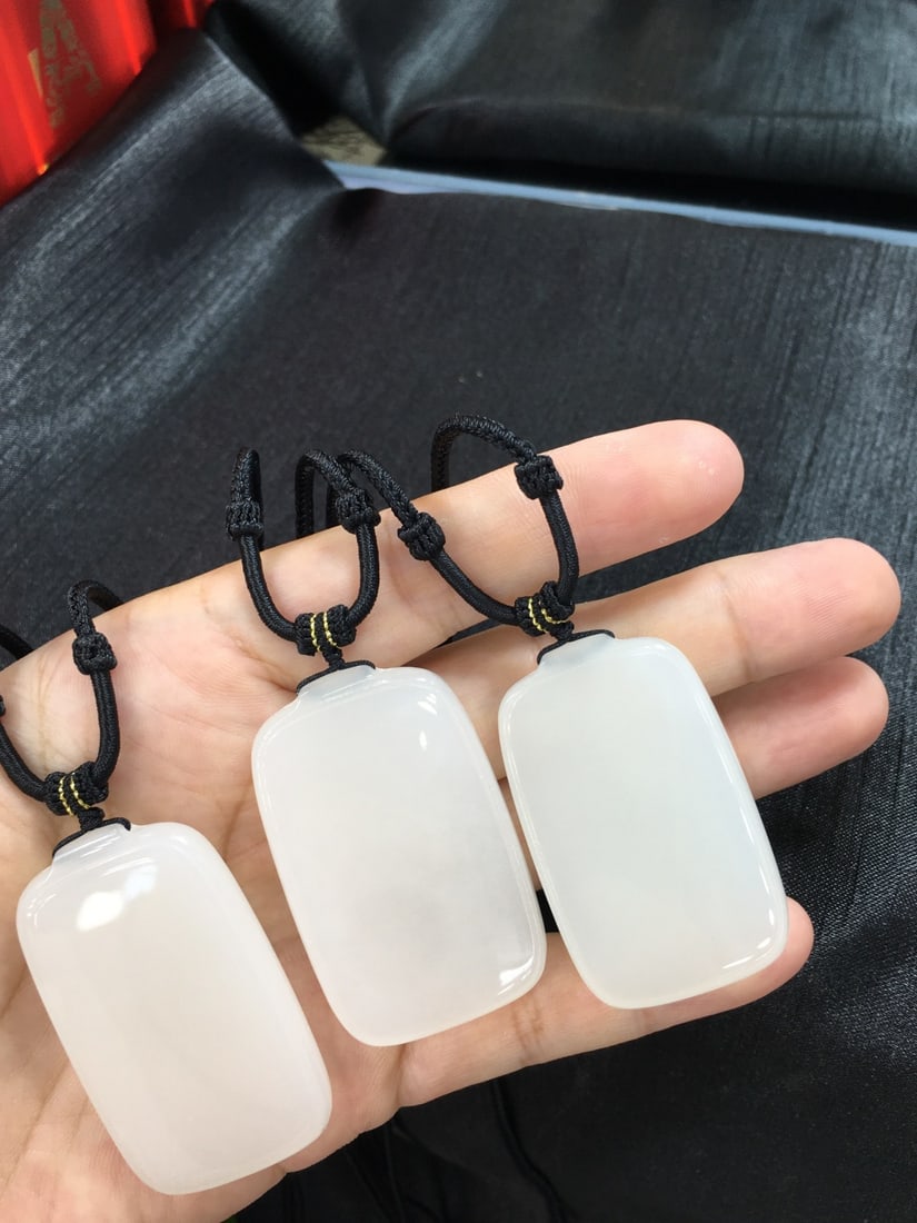 Hetian jade peace pendant: (Name) Hetian Jade Peace Pendant (Description) Hetian white jade peace pendant, old mine Yeniugou, fine jade quality, good whiteness, elegant and natural appearance, excellent wearing effect. Dimensio