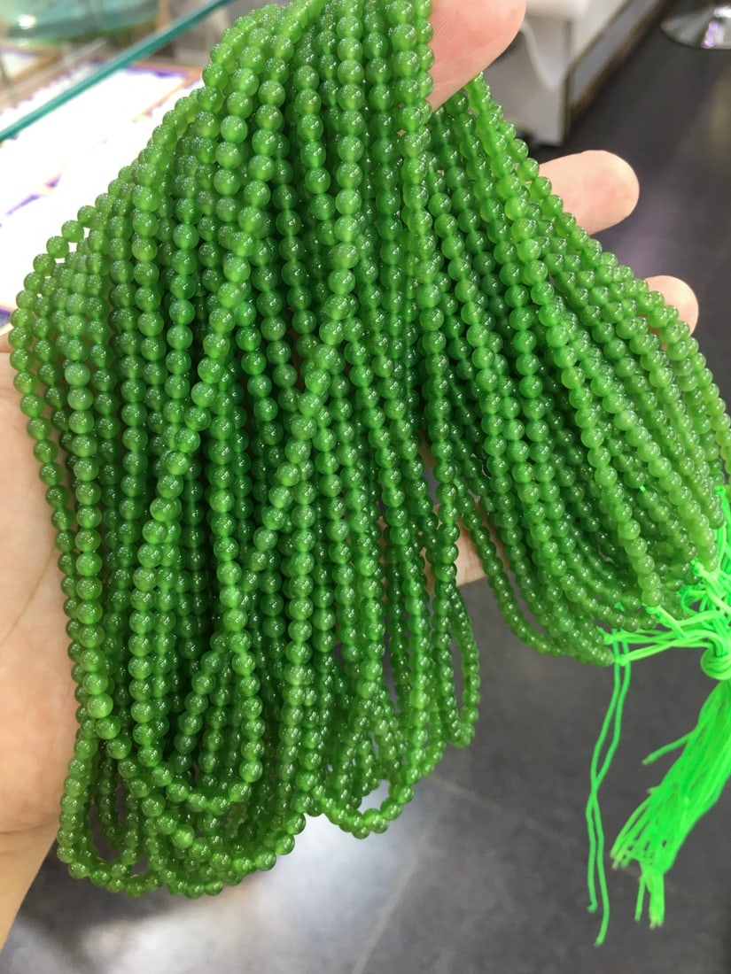 Jade Bead Necklace: (Name) Jade Bead Necklace (Description) Hetian jade millet beads, oily apple green, beautiful color, delicate texture, looks beautiful when worn, extremely perfect condition. Specifications: 4mm, 15g 