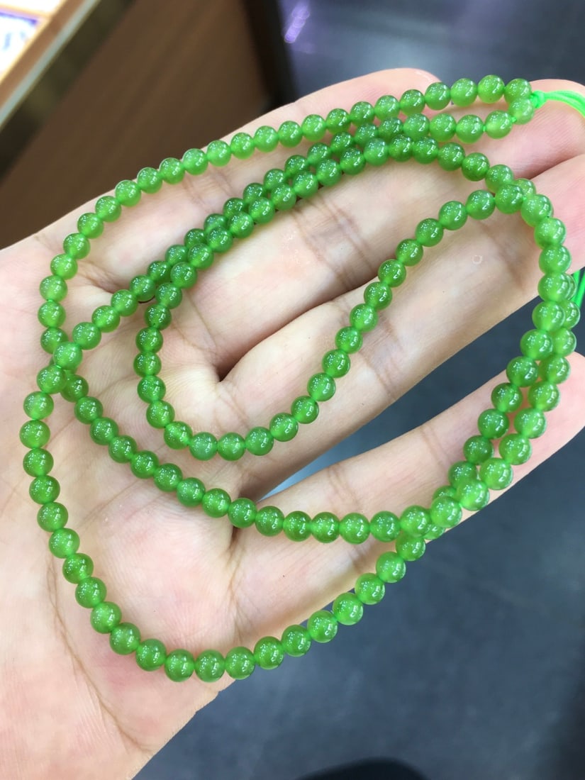 Jade Bead Necklace: (Name) Jade Bead Necklace (Description) Hetian jade millet beads, oily apple green, beautiful color, delicate texture, looks beautiful when worn, extremely perfect condition. Specifications: 4mm, 15g 