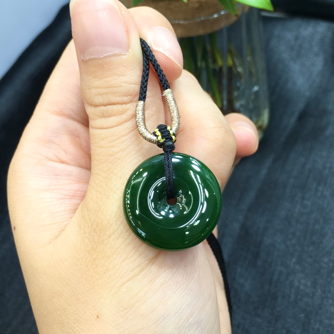 Jade Safety Buckle: (Name) Jadeite Safety Buckle (Description) Hetian jade safety buckle, old No. 7 mine material, spinach green, good color, with red skin, excellent quality. Specifications: 21.8 x 5.9 cm, 6.7 g Provena
