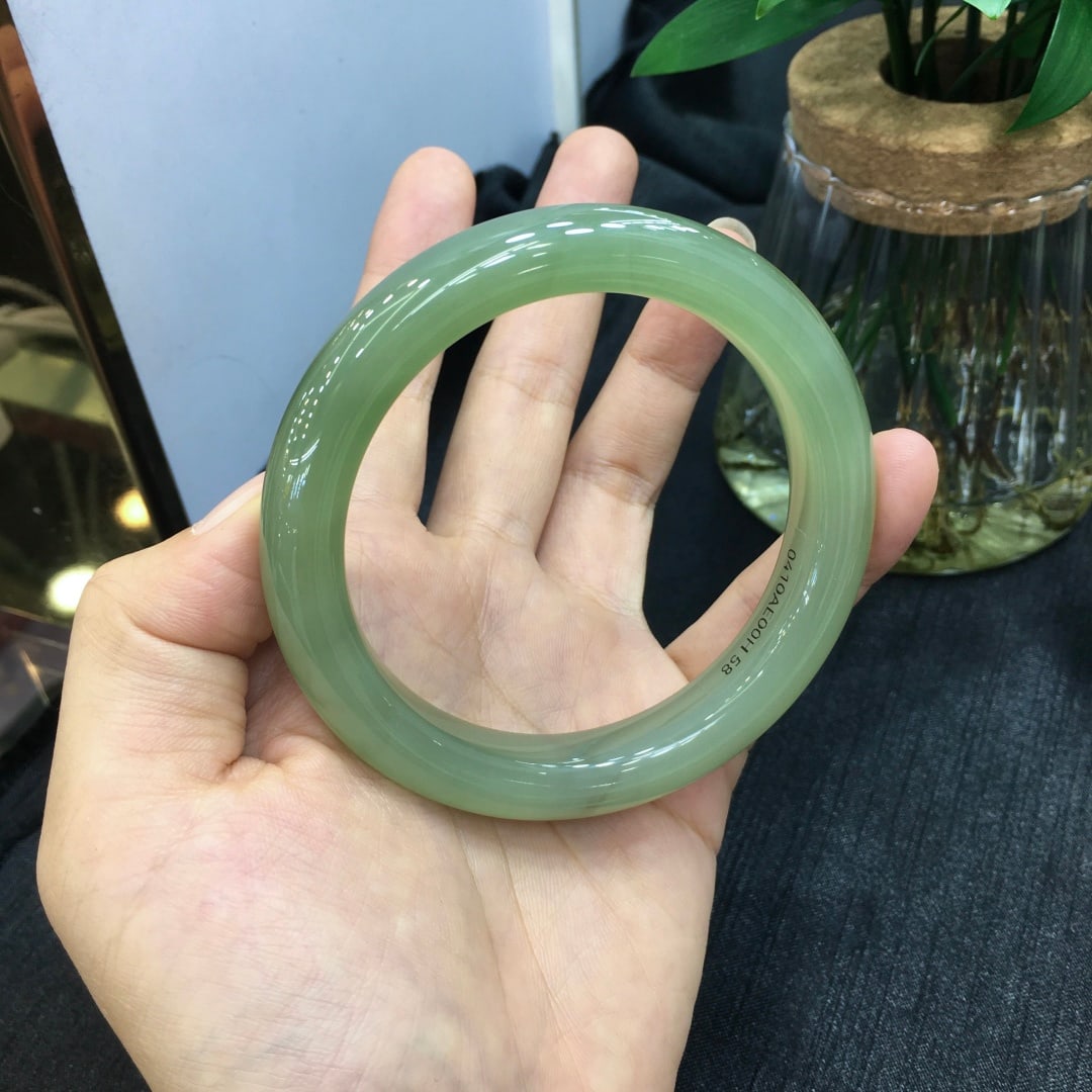 Hetian jade bracelet: (Name) Hetian Jade Bangle (Description) Hetian jade bangle with clear, lustrous texture; the jade is delicate and oily, icy and translucent, and looks good when worn. Inner diameter 58mm, width 11.7mm