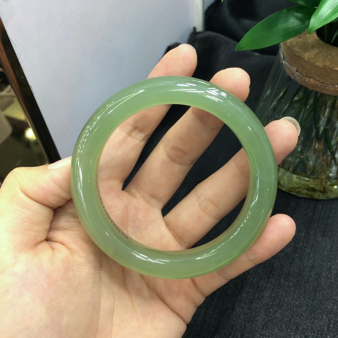 Hetian jade bracelet: (Name) Hetian Jade Bangle (Description) Hetian jade bangle with clear, lustrous texture; the jade is delicate and smooth, with an icy and translucent quality, and looks great when worn. Inner diameter