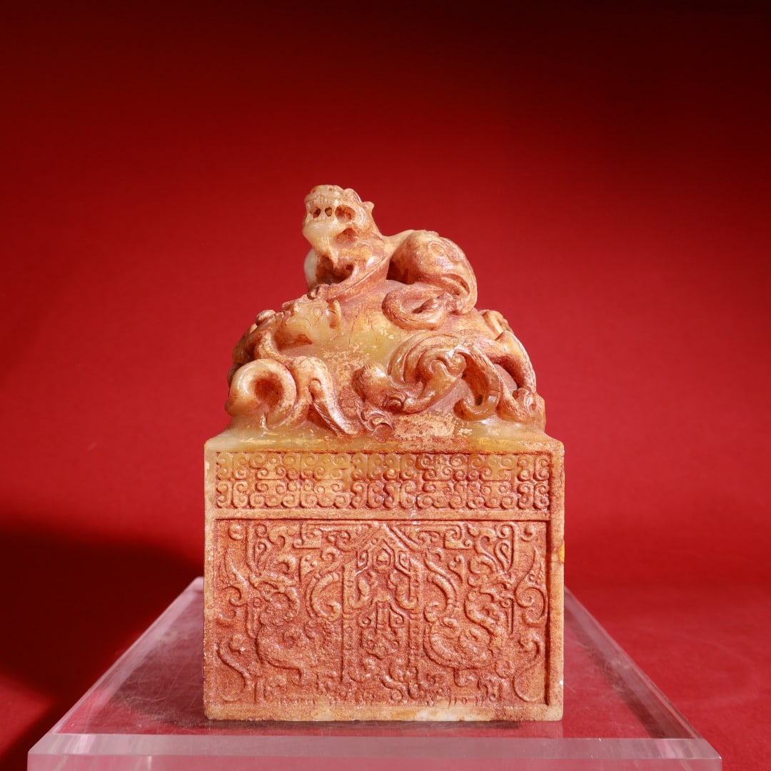 Warring States and Han Dynasty Hetian white jade unearthed seal with soil patina and rust, carved: A large seal made of Hetian white jade from the Warring States period (Han Dynasty), with a natural patina and rust, featuring a round carving of a dragon. 13cm high, 8.5cm wide, and weighing 1853g. P