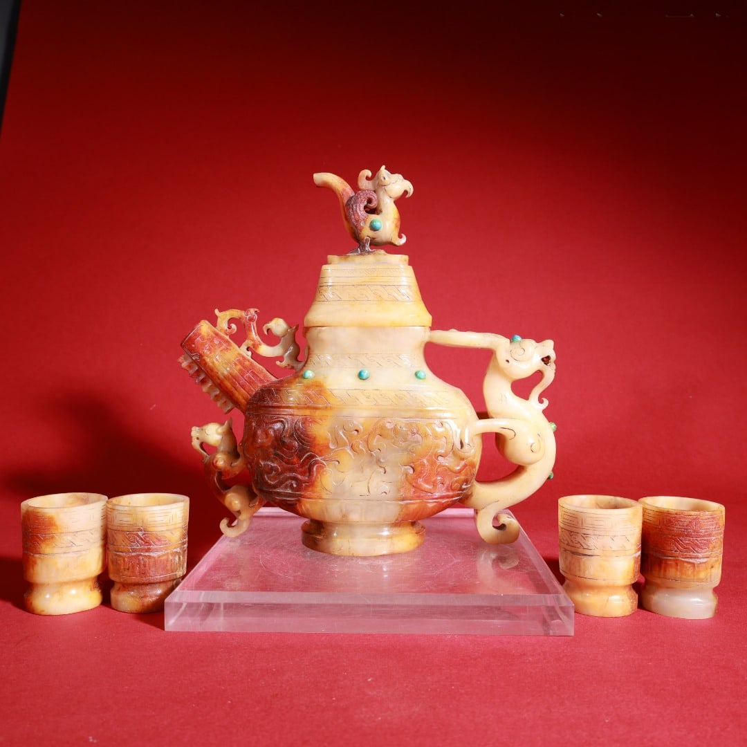 A set of Warring States and Han Dynasty Hetian jade inlaid with turquoise round-carved dragon and: A set of Warring States and Han Dynasty Hetian jade and turquoise inlaid dragon and phoenix wine pot and cups. The pot is 18cm high, 18cm long, and 7cm wide; the cups are 4cm high and 3cm wide; the to