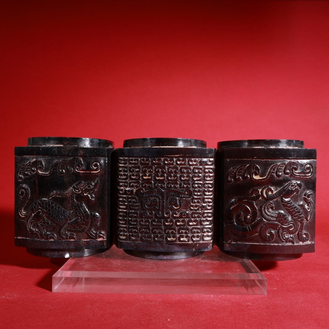 Warring States and Han Dynasty Hetian jade, mercury-stained, black lacquer-coated, antique-looking,: A large, round-carved three-piece jade cong ornament made of Hetian jade with a mercury-stained black lacquer finish, dating from the Warring States period to the Han Dynasty. Dimensions: 9cm high, 26