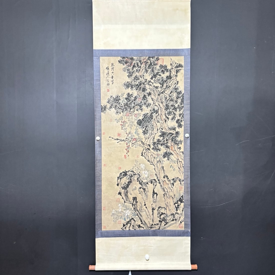 Hand-painted ancient Chinese central scroll painting featuring Li Shan and plants.: A purely hand-painted ancient Chinese hanging scroll painting of Li Shan and plants, framed size: approximately 74cm x 206cm, painting size: approximately 64cm x 135cm! Provenance:from a private colle