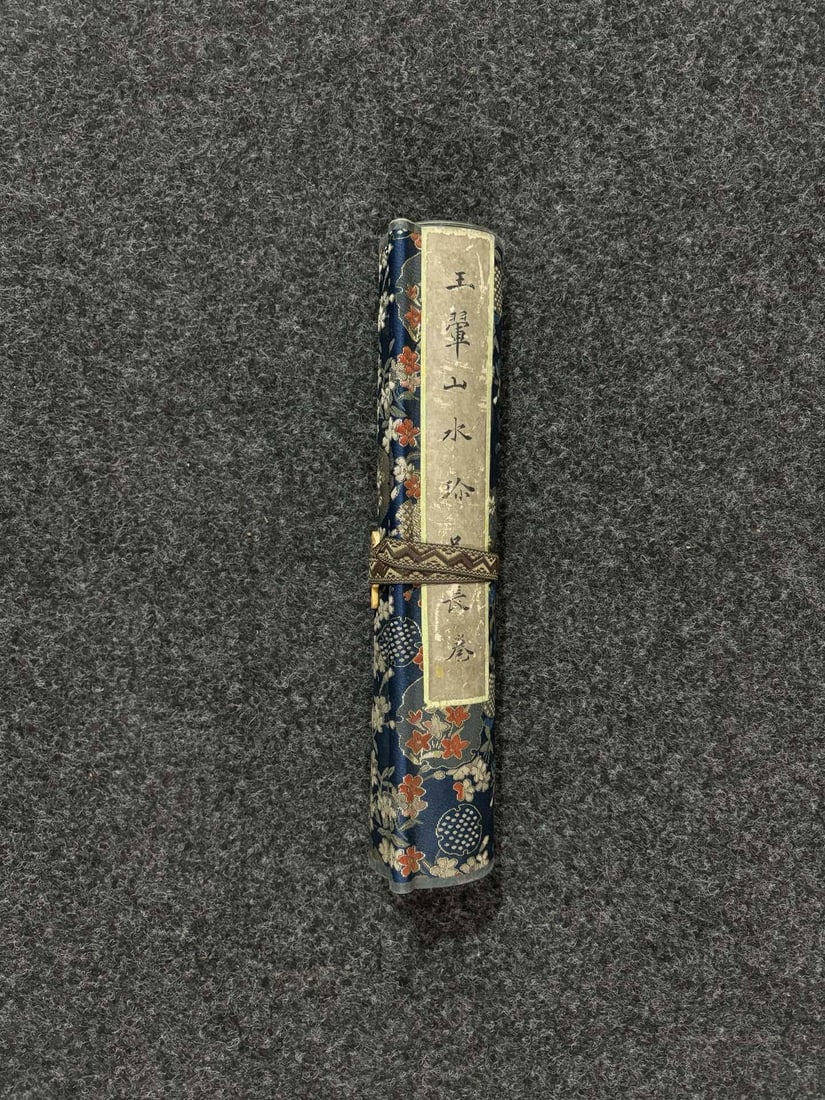 Wang Hui's landscape scroll painting on silk: Landscape scroll painting by Wang Hui of the Qing Dynasty, on silk, overall dimensions 500 x 28.5 cm, painting area dimensions 187 x 28 cm. Provenance:Private collection, Kiev, Ukraine. We warmly invi
