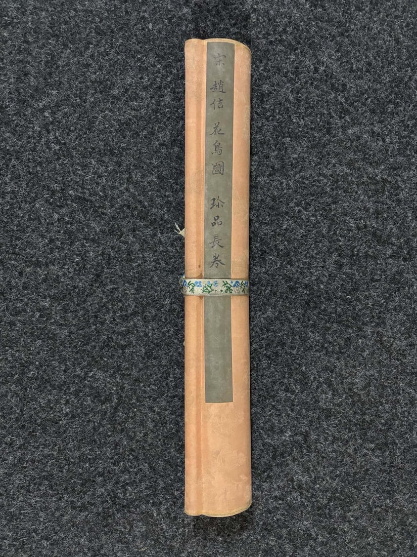 Song Huizong's long scroll painting of flowers and birds on silk: The overall dimensions of the long scroll painting of flowers and birds by Emperor Huizong of Song Dynasty are 433 x 37 cm, with the painting itself measuring 187 x 37 cm. Provenance:Private collectio