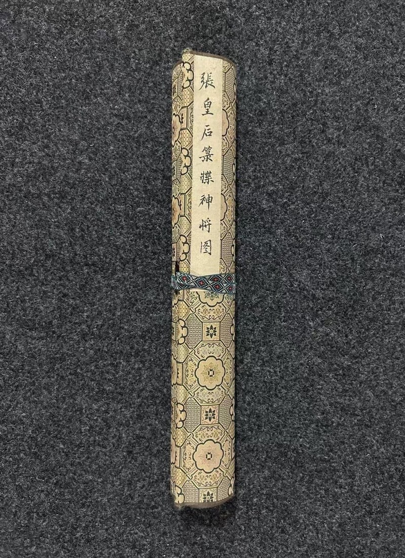 Ding Guanpeng's long scroll painting of Empress Zhang's registers: The overall size of the silk scroll painting "Illustrations of Empress Zhang's Registers" by Ding Guanpeng of the Qing Dynasty is 772 x 44 cm, and the size of the painting itself is 320 x 35 cm. Prove