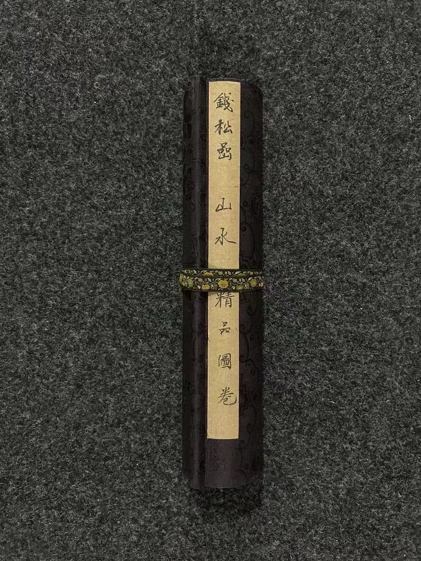 The Twelve Views of Qian Songyan Scroll: The overall size of Qian Songyan's Twelve Views Scroll is 835 x 30 cm, and the size of the painting itself is 513 x 30 cm. Provenance:Private collection, Kiev, Ukraine. We warmly invite collectors, co