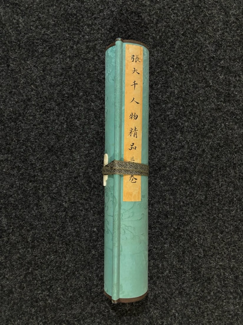 Zhang Daqian's long scroll of gold paper figure paintings: Zhang Daqian's long scroll painting of figures on gold paper measures 769 x 34 cm overall, with the painting itself measuring 357 x 34 cm. Provenance:Private collection, Kiev, Ukraine. We warmly invit