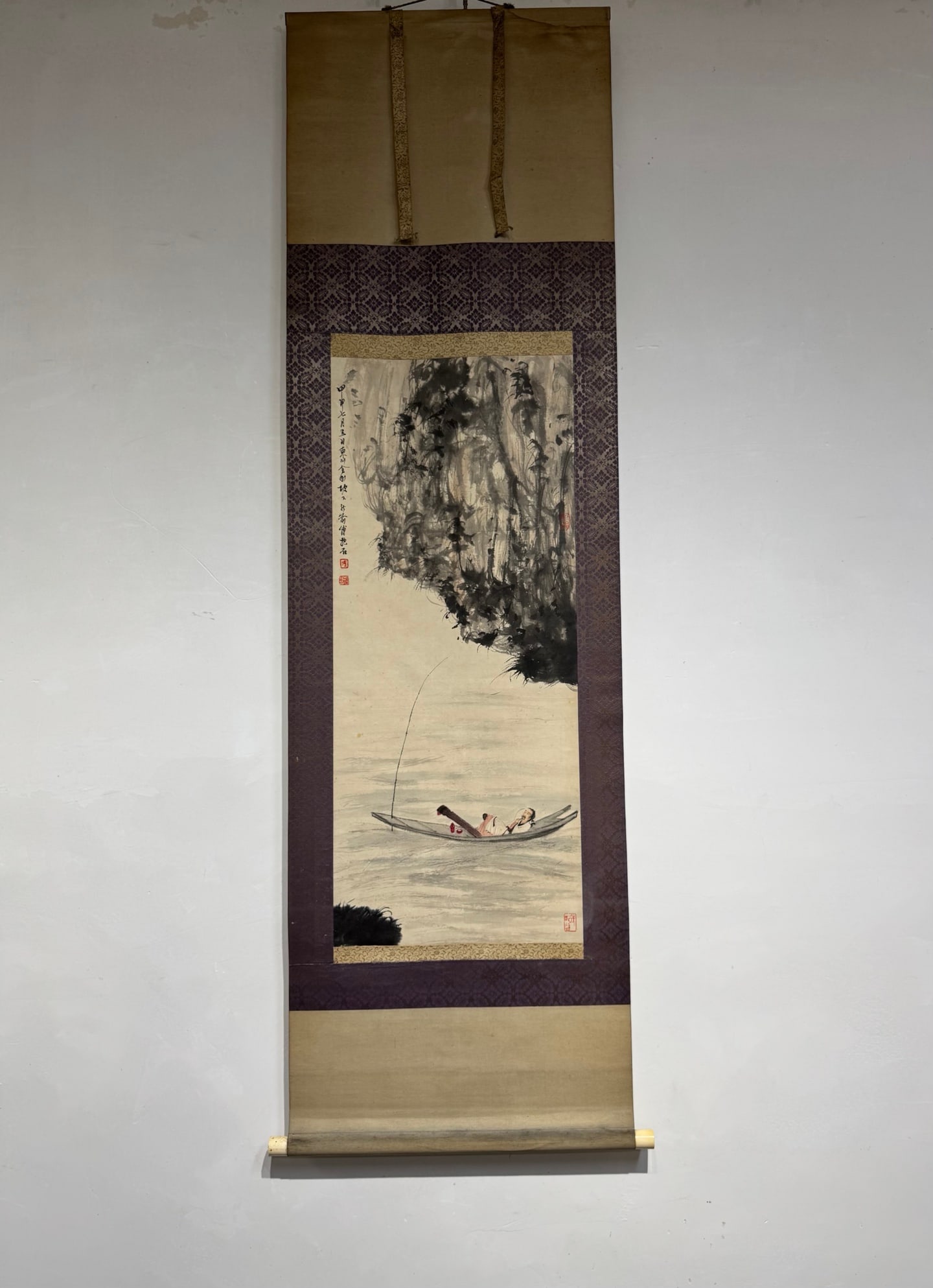 Fu Baoshi's "Ai Nai" echoes through the green mountains and waters.: Fu Baoshi's "A Sound of Oars: Landscape in Green" (Painting Heart: 38 x 90 cm; Overall Dimensions: 52 x 180 cm) The fisherman lodges by the western cliff at night, drawing water from the clear Xiang R