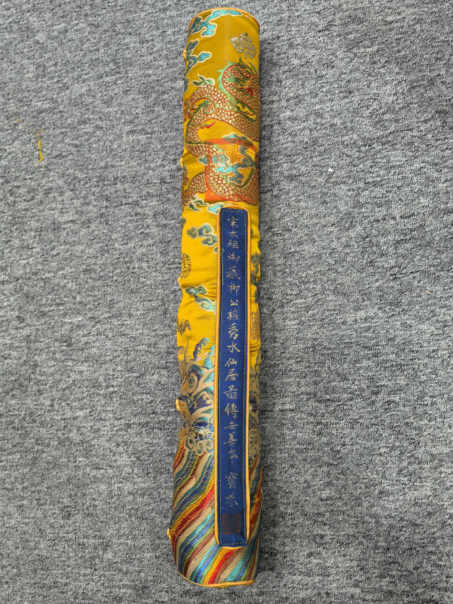 Liu Gongquan's exquisite silk painting, "Narcissus Residence": The exquisite silk painting "Narcissus Residence" by Liu Gongquan of the Tang Dynasty, a collection of Emperor Taizu of Song, measures approximately 55.7 cm x 6.5 m in length and width, with the paint