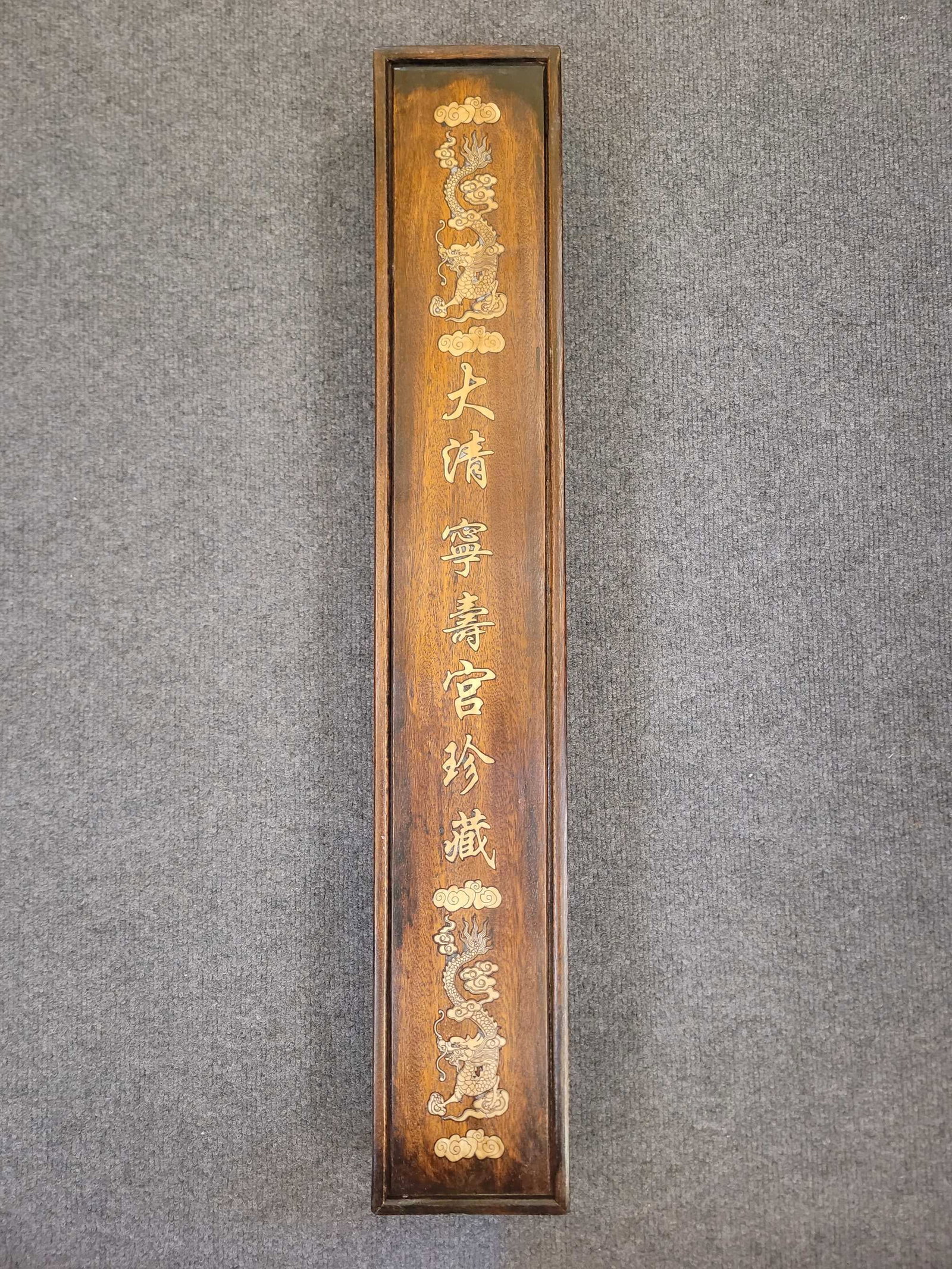 Wang Xizhi's silk scroll painting "A Gathering of Worthies": The Qing Dynasty Palace of Tranquil Longevity collection includes a silk scroll painting by Wang Xizhi of the Eastern Jin Dynasty depicting a gathering of worthies. The central scroll measures 65 x 13