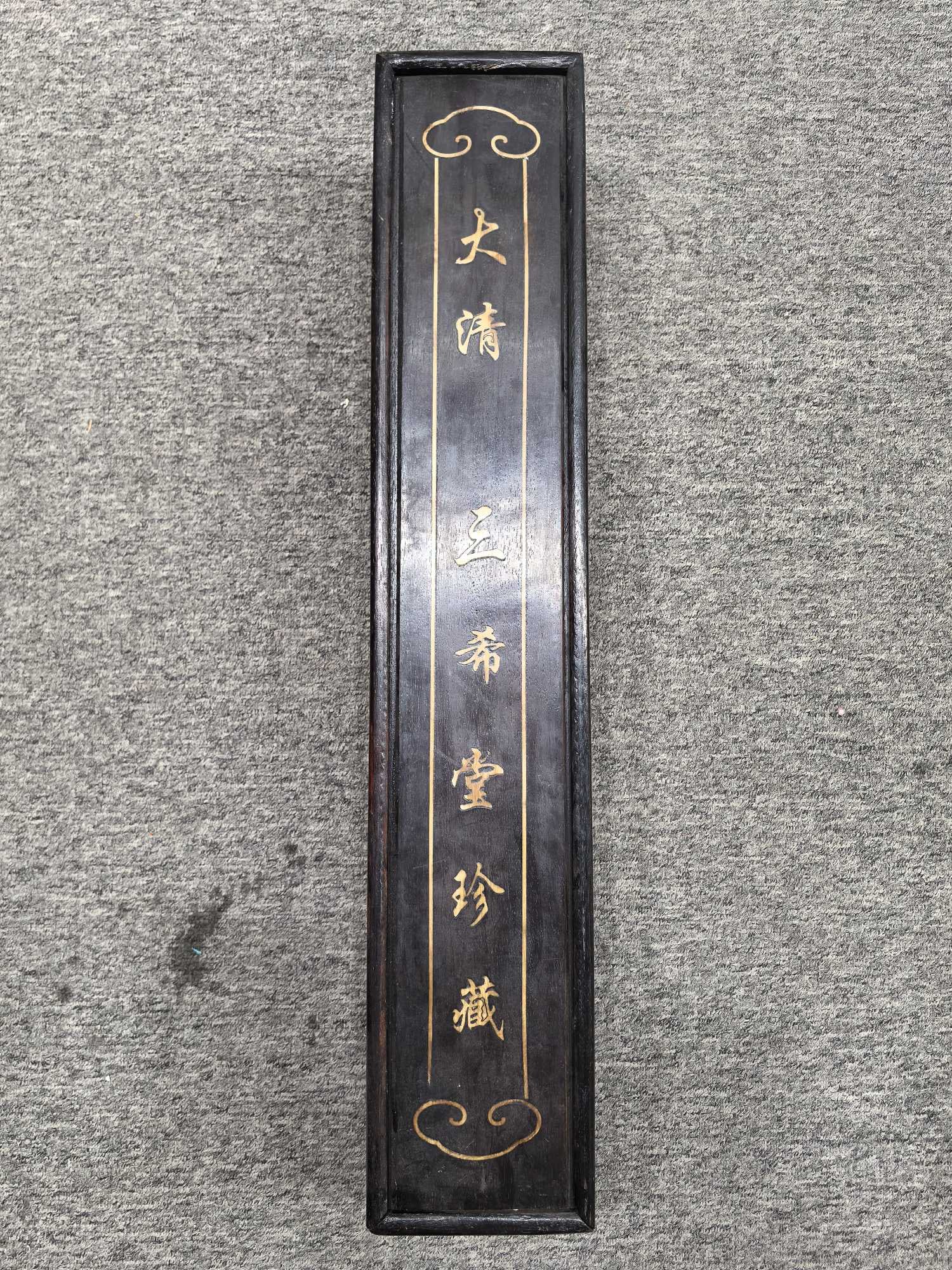 Wang Meng's Fine Silk Landscape Paintings: A fine silk landscape painting by Wang Meng, a treasure of the Sanxitang Collection of the Qing Dynasty, measures approximately 59.7 cm x 8.2 meters in length and width, with the painting itself measu