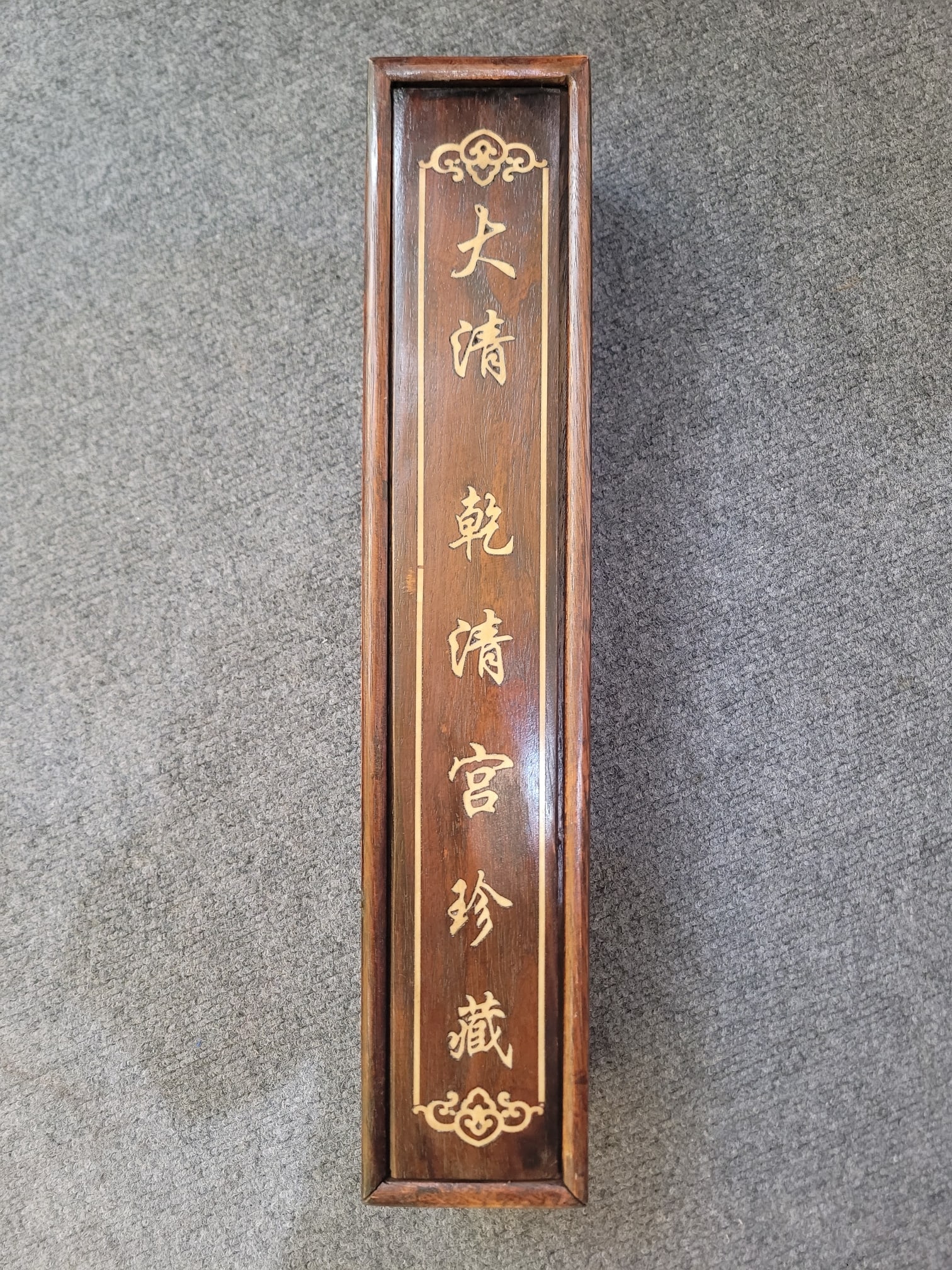 Wang Wei's silk scroll painting of a thousand peaks and ten thousand valleys is of superior quality.: A fine scroll painting of a thousand peaks and ten thousand valleys by Wang Wei, a Tang Dynasty artist, from the Qianqing Palace collection. The painting itself measures 43.5 x 182 cm, and the total l