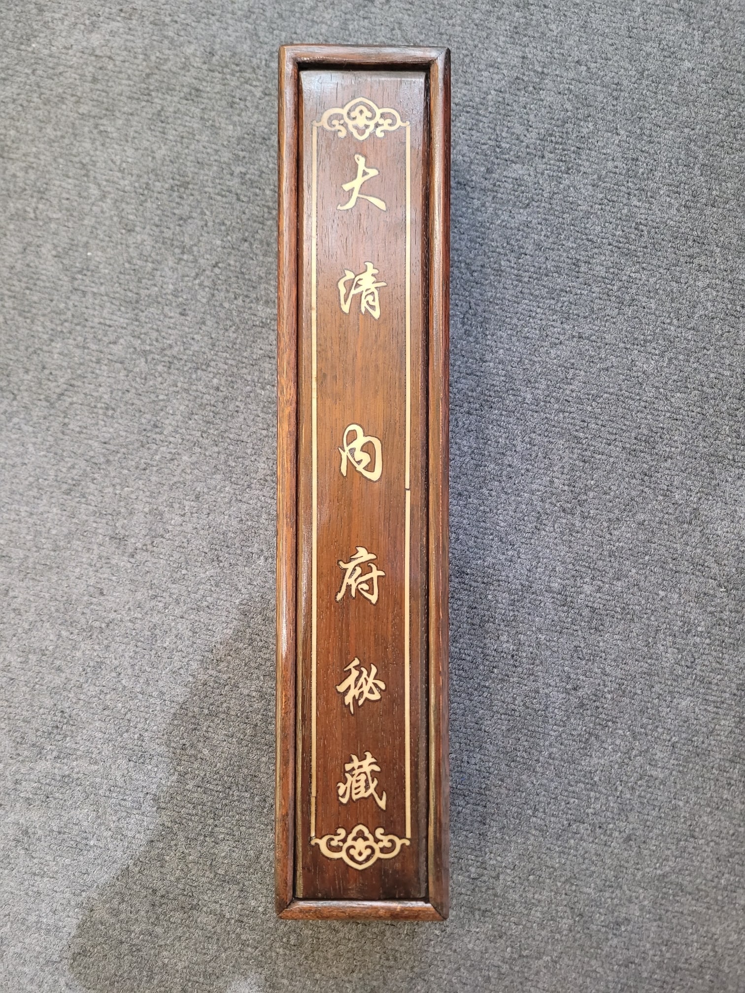 Li Bai's silk scroll painting "The Difficulty of the Shu Road" is of superior quality.: The Imperial Collection of the Qing Dynasty: A superior scroll painting of the Shu Road by Li Bai, made on silk, from the Tang Dynasty. The painting itself measures 43 x 243.5 cm, and the total length