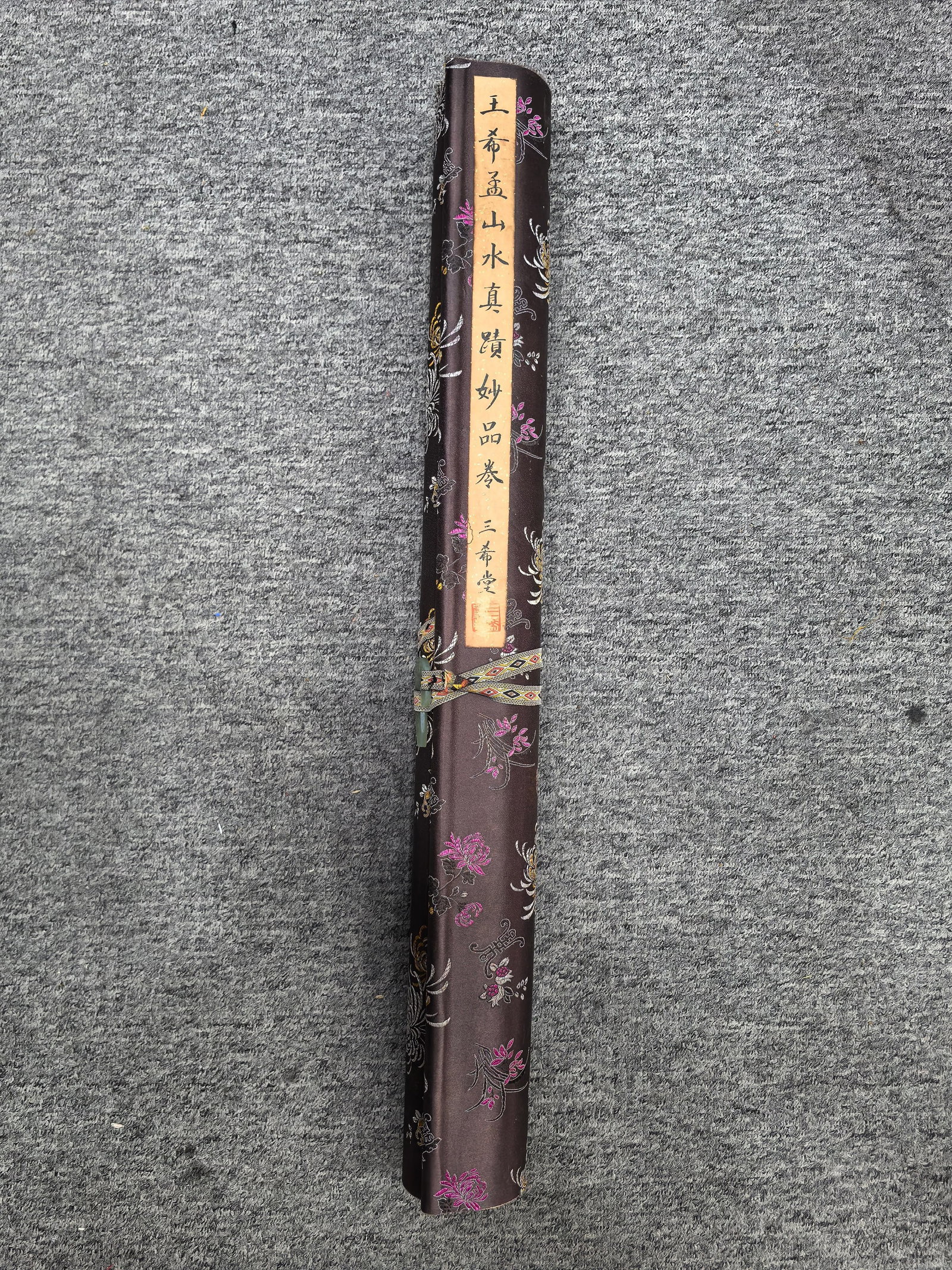 Wang Ximeng's Fine Silk Landscape Paintings: A fine silk landscape painting by Wang Ximeng of the Song Dynasty, approximately 64 cm x 8 meters in length and width, with the painting itself measuring 58.2 cm x 293.8 cm. Provenance:From a private 