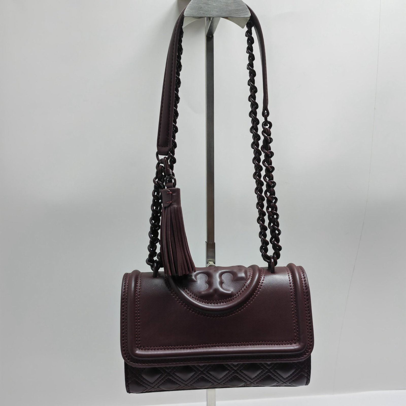 Tory Burch: We offer FREE SHIPPING for both domestic and international clients who bid over $500. Tory Burch sheepskin quilted version, featuring improved side stitching for greater spaciousness and convenience, 