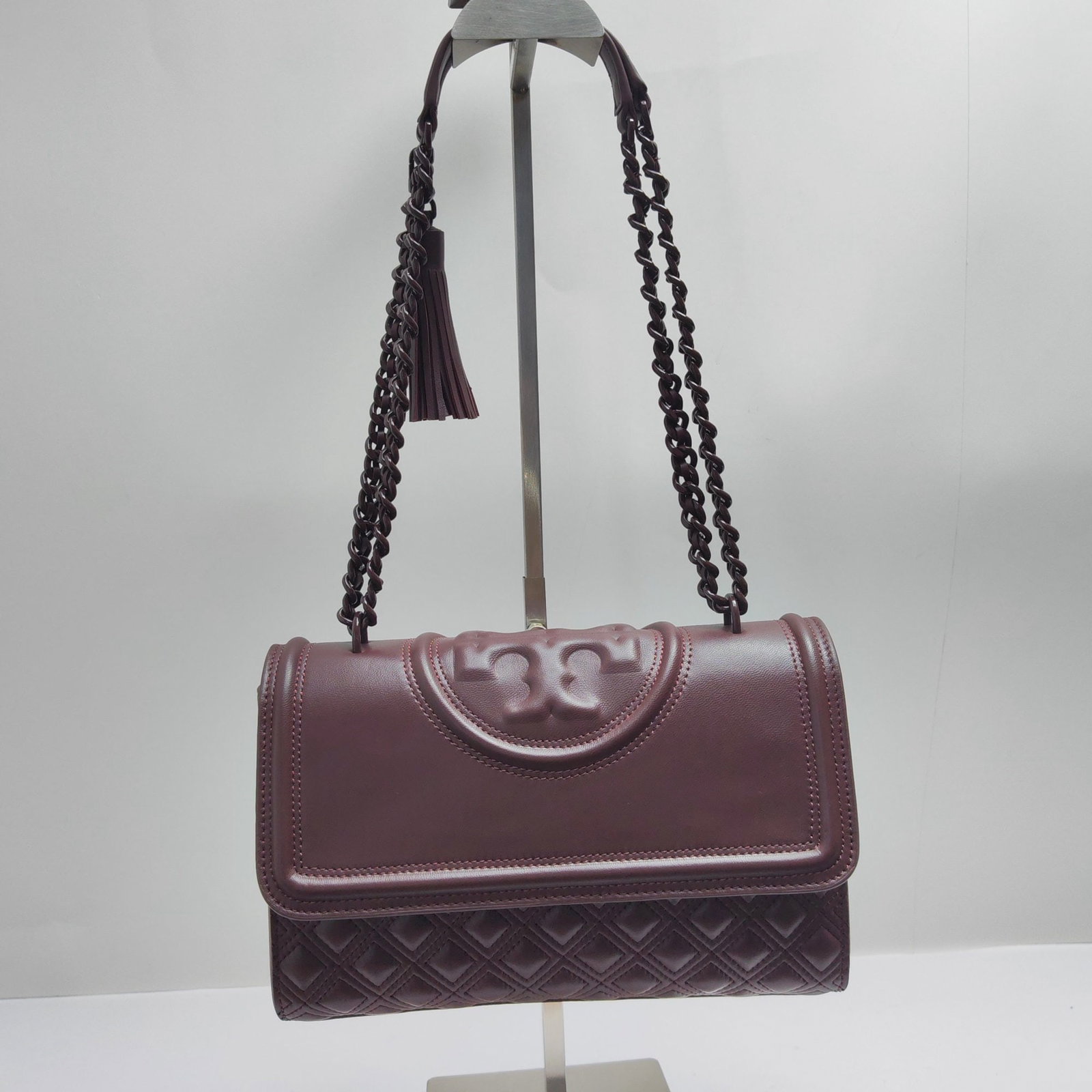 Tory Burch: We offer FREE SHIPPING for both domestic and international clients who bid over $500. Tory Burch sheepskin quilted style, featuring improved side stitching for a more spacious and convenient fit, and 