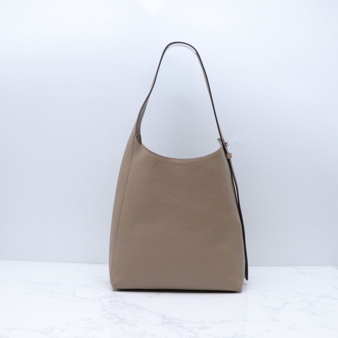 Tory Burch: We offer FREE SHIPPING for both domestic and international clients who bid over $500. Large Tory Brunch shoulder/handbag/bucket bag made of top-grain cowhide with a pebbled leather texture. Dimensions