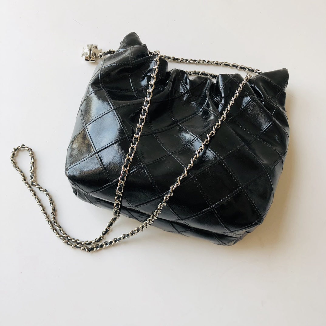 Tory Burch Fleming: We offer FREE SHIPPING for both domestic and international clients who bid over $500. Tory Burch's popular Hobo shoulder bag, the Fleming small lucky bag, is crafted from supple lambskin and features 