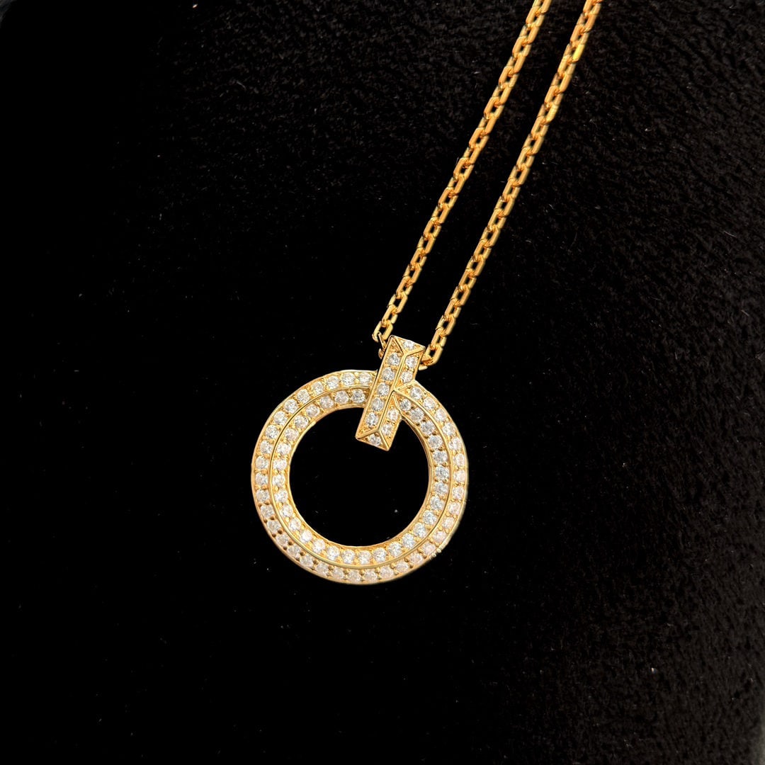 Tiffany necklace: We offer FREE SHIPPING for both domestic and international clients who bid over $500. The T1 series single-T round diamond full-diamond necklace features a sophisticated and simple design that exudes 