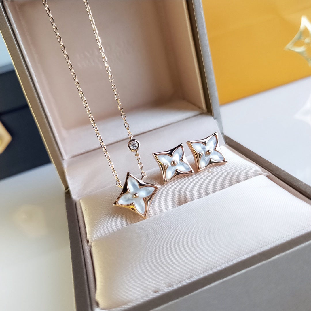 LV diamond-shaped natural white mother-of-pearl and diamond necklace: We offer FREE SHIPPING for both domestic and international clients who bid over $500. LV diamond-encrusted rhombus-shaped natural white mother-of-pearl necklace in 18k rose gold with natural mother-of