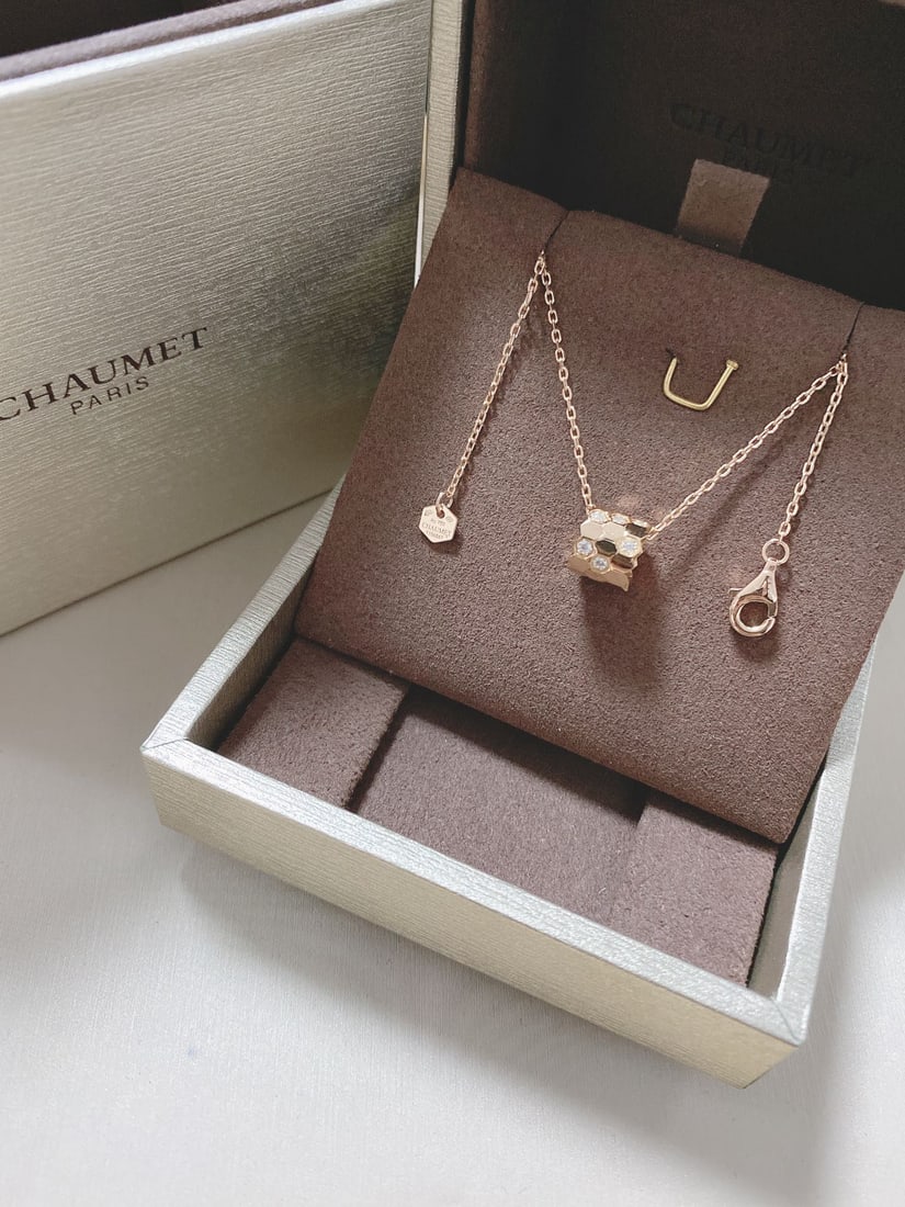 CHAUMET honeycomb necklace: We offer FREE SHIPPING for both domestic and international clients who bid over $500. The CHAUMET honeycomb necklace is a perfect piece for everyday work attire. Simple yet chic, it has a distinctive 