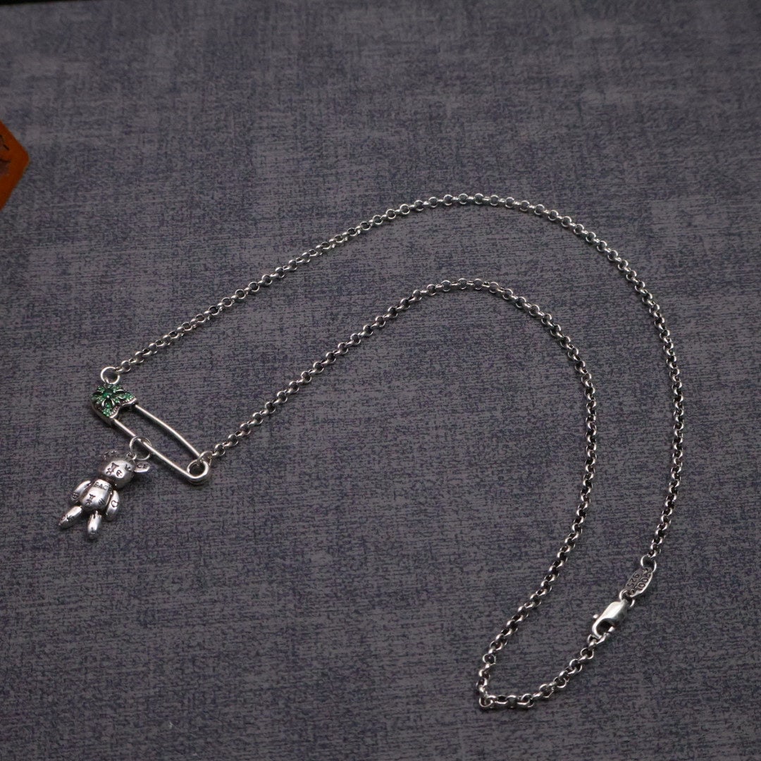 Chrome Hearts necklace: We offer FREE SHIPPING for both domestic and international clients who bid over $500. The Chrome Hearts necklace, a classic design, is perfect for dates, evening events, or everyday wear. It will make