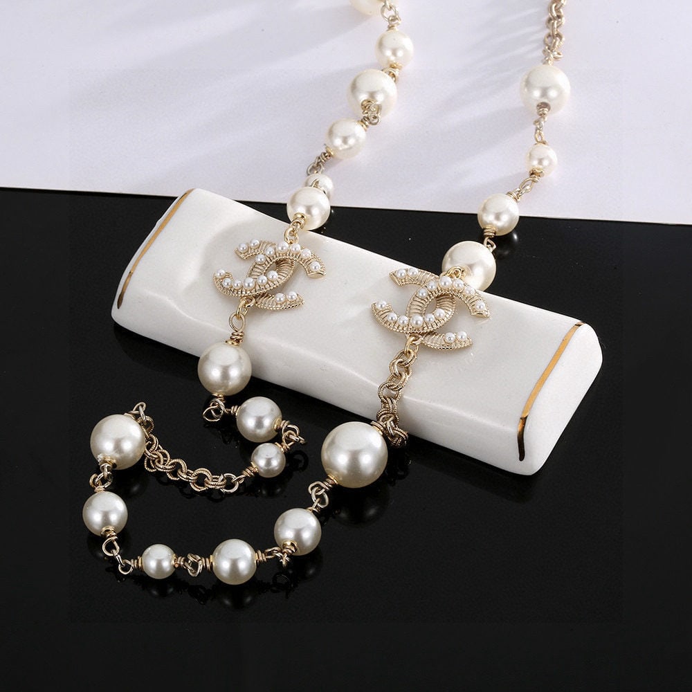 Chanel pearl necklace: We offer FREE SHIPPING for both domestic and international clients who bid over $500. This Chanel pearl necklace is very beautiful, delicate, and elegant. A wonderful gift for you or your loved one. C