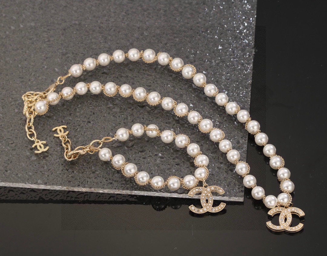 Chanel pearl necklace: We offer FREE SHIPPING for both domestic and international clients who bid over $500. The Chanel pearl bracelet necklace is very beautiful, exquisite, and elegant. The length is adjustable. A wonderfu